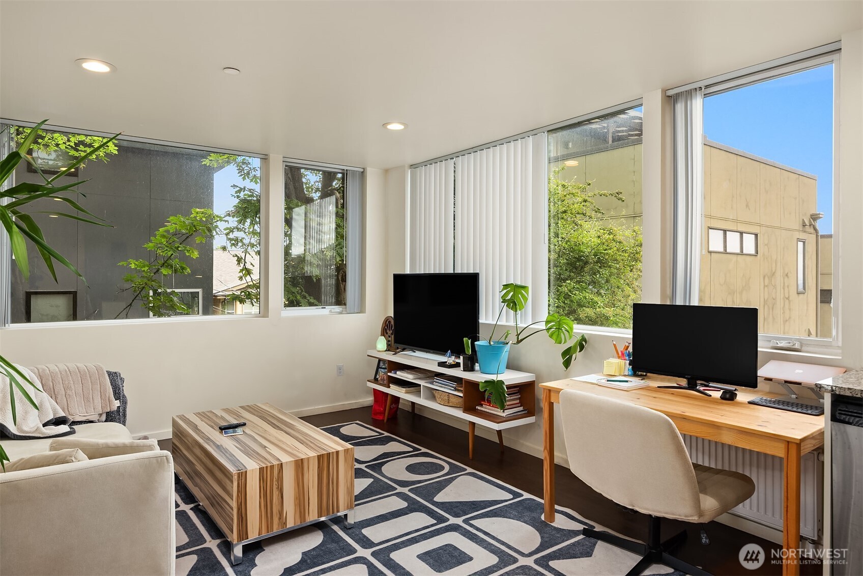 1814 E Denny Way Property Photo 5