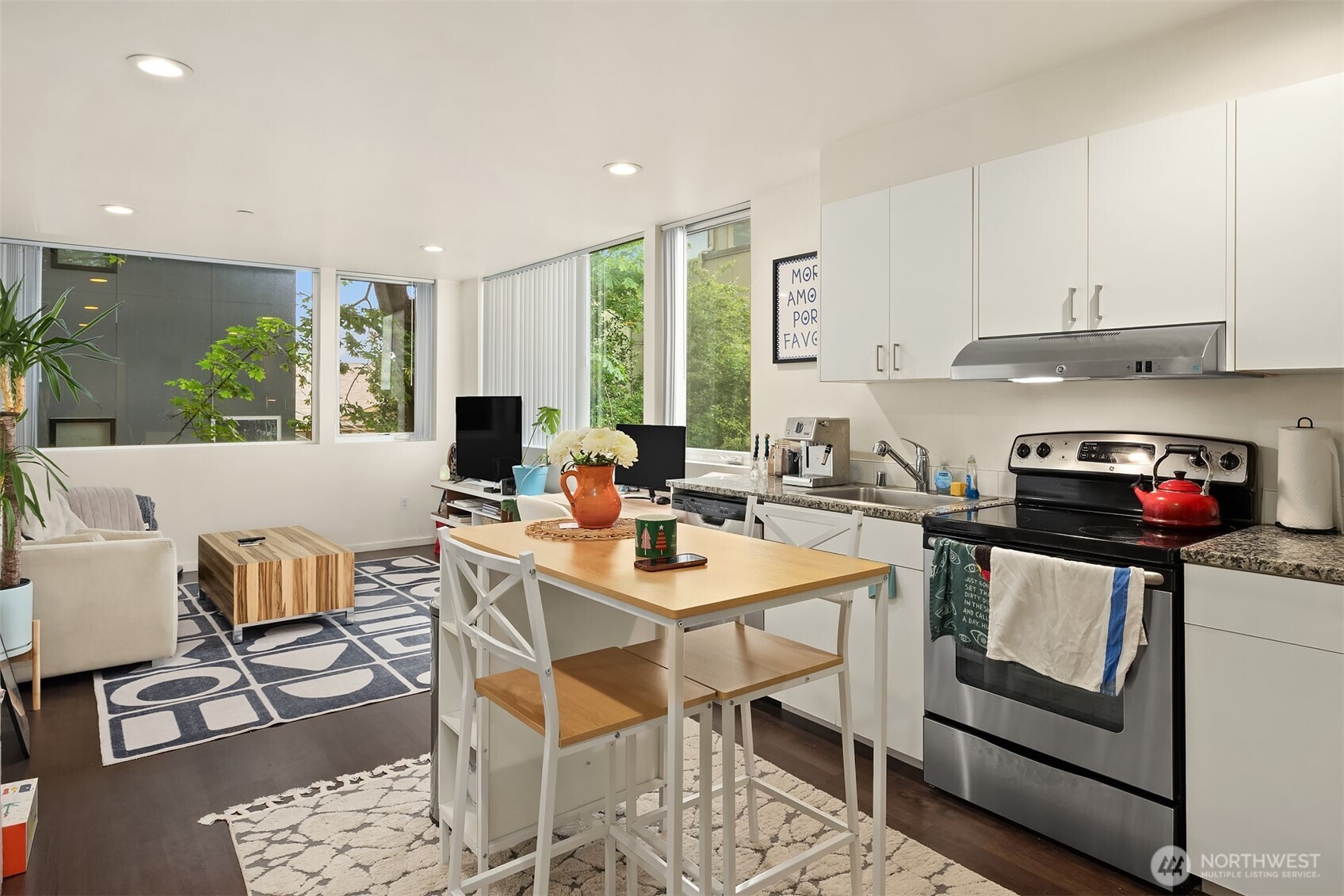 1814 E Denny Way Property Photo 8