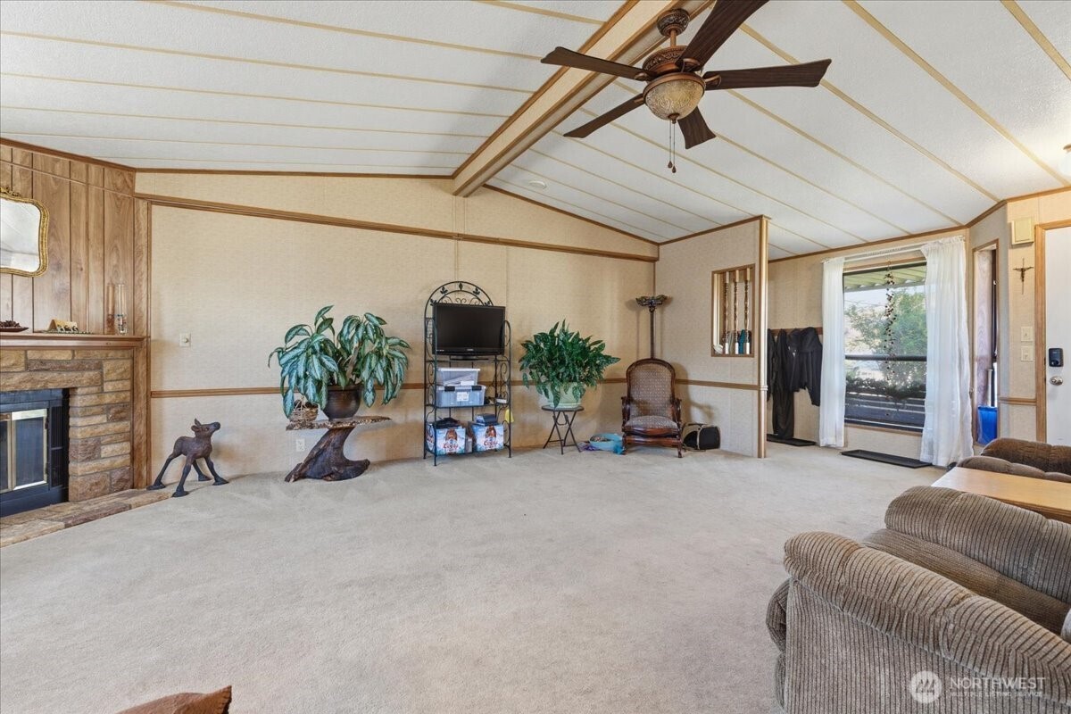 415 Sunny Drive Property Photo 6