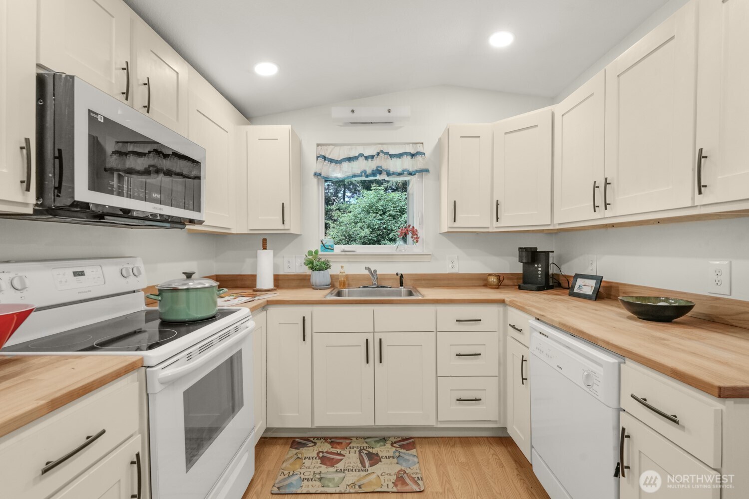28103 R Street Property Photo 10