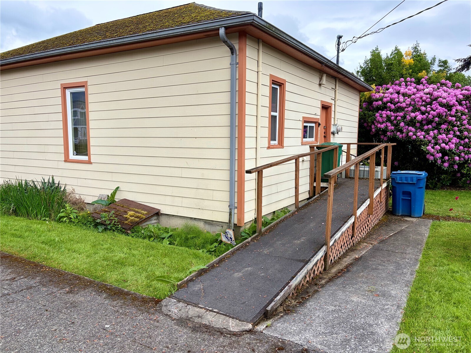 605 Morris Avenue Property Photo 4