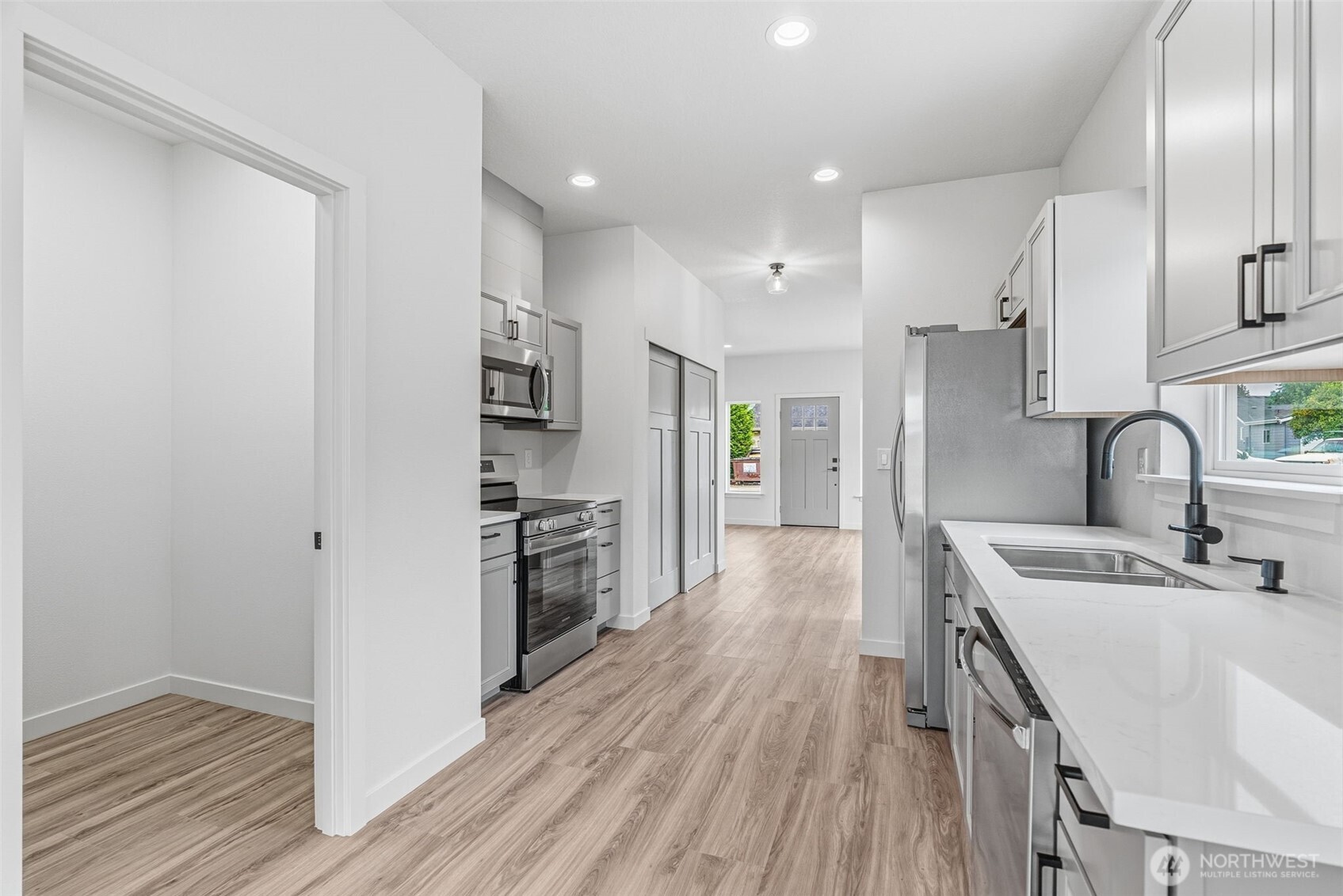 210 Glengate Street Property Photo 6