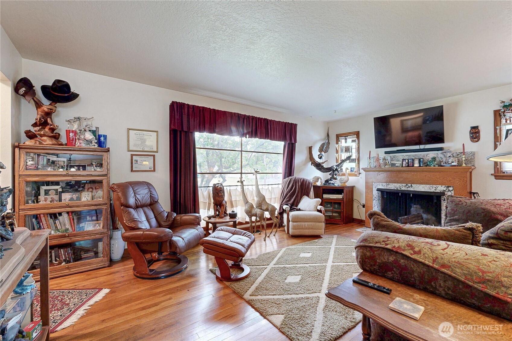 558 Juniper Street Property Photo 4
