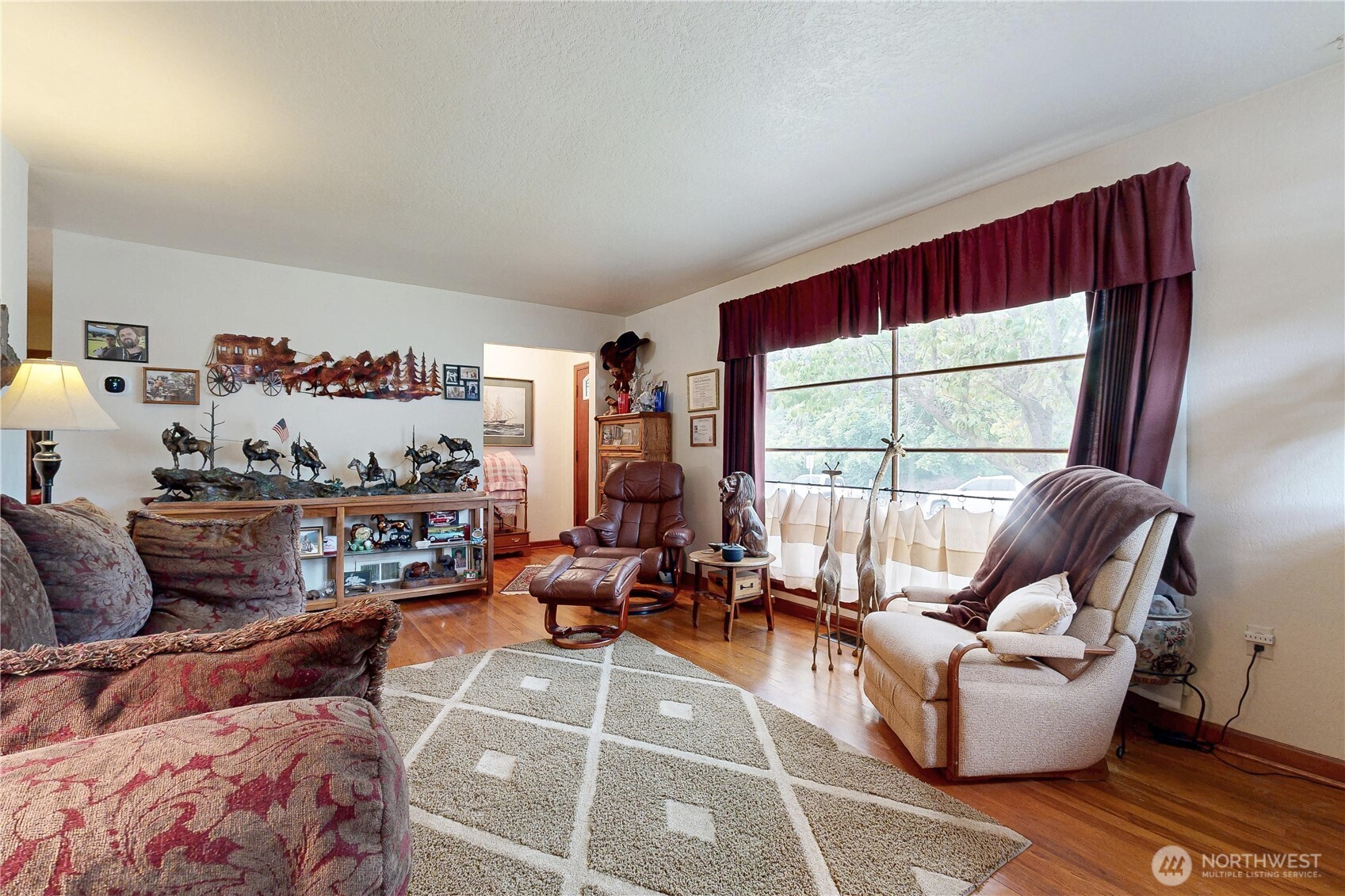 558 Juniper Street Property Photo 6