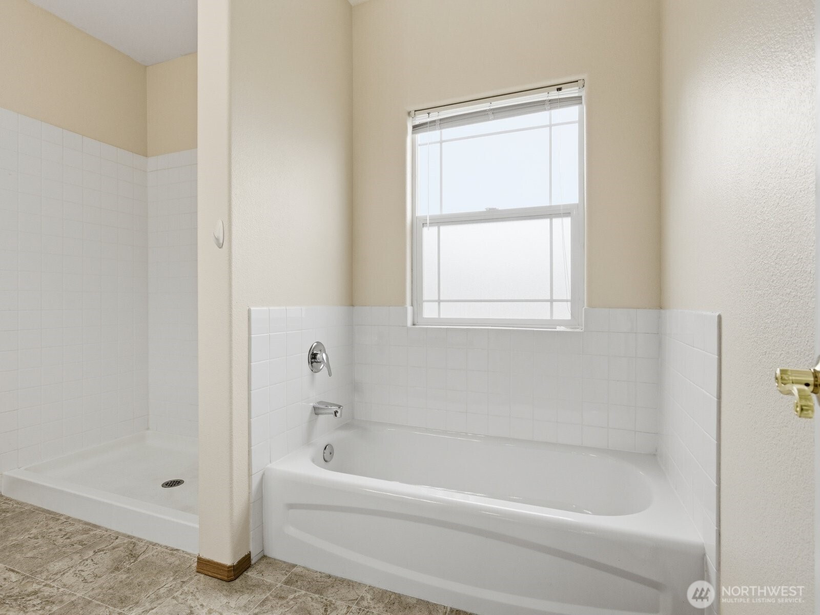 323 N Laventure Road C Property Photo 16