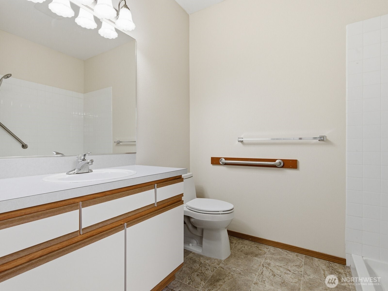 323 N Laventure Road C Property Photo 17