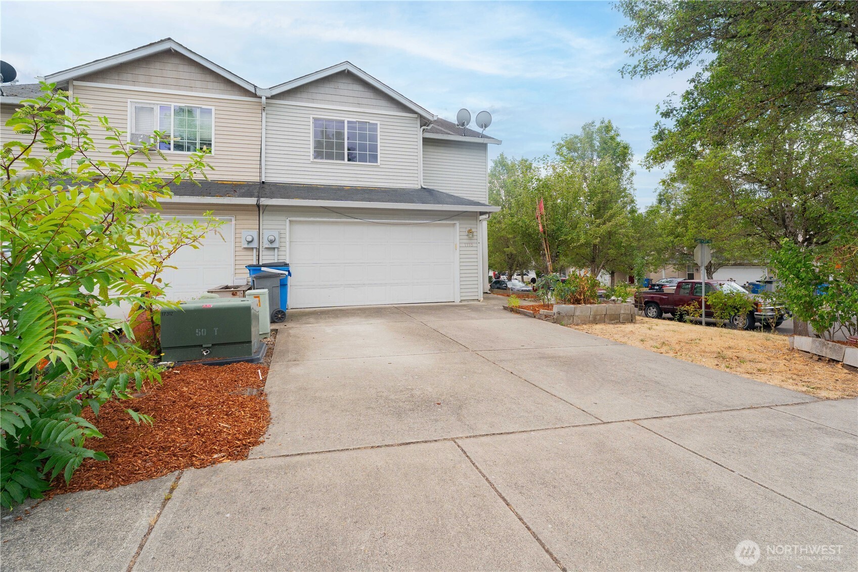 1115 W 33rd Way Property Photo 1