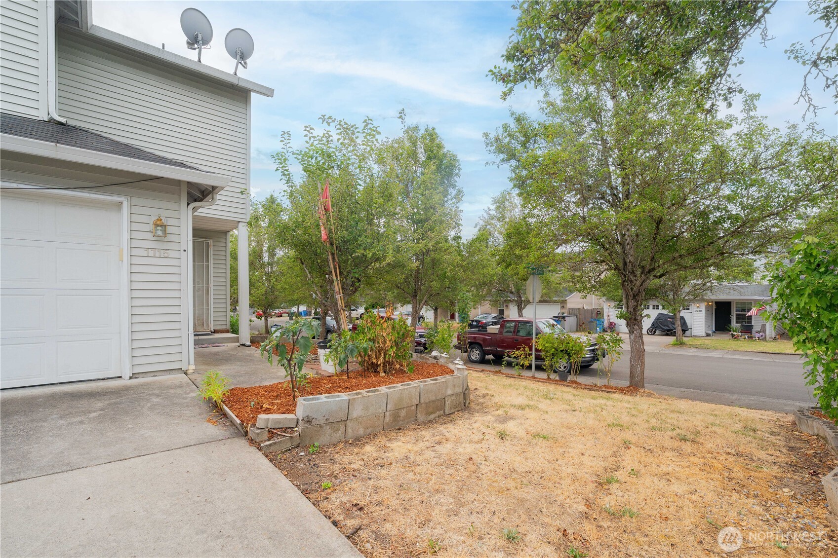 1115 W 33rd Way Property Photo 3