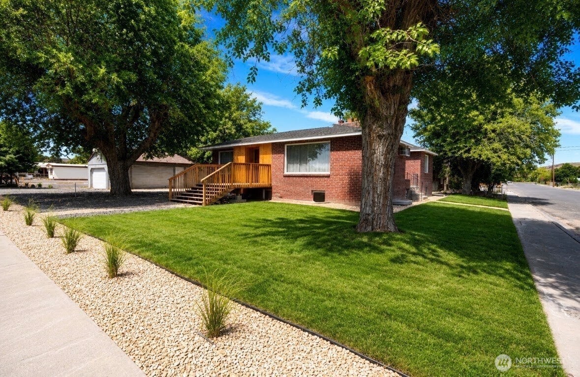 134 4th Avenue Property Photo 2