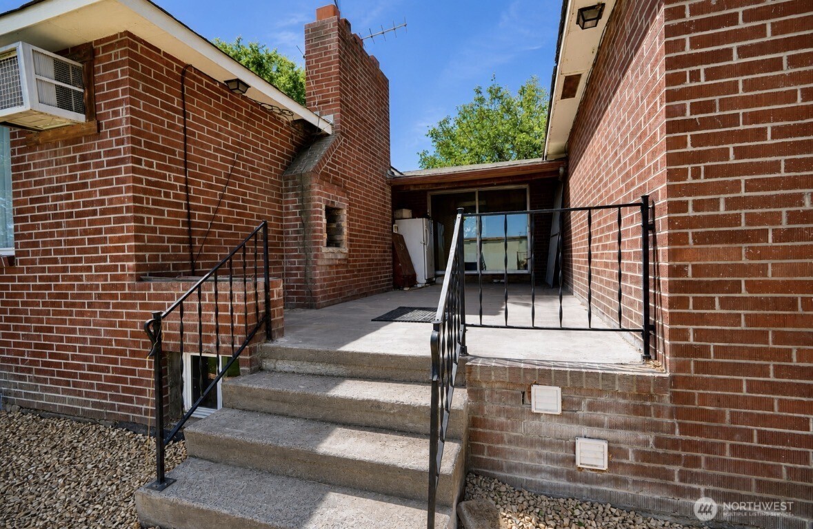134 4th Avenue Property Photo 4