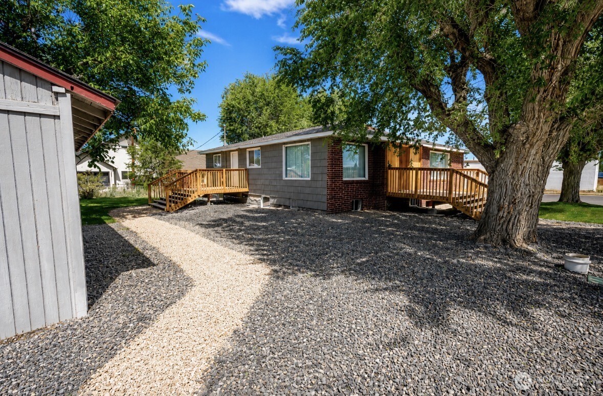 134 4th Avenue Property Photo 5