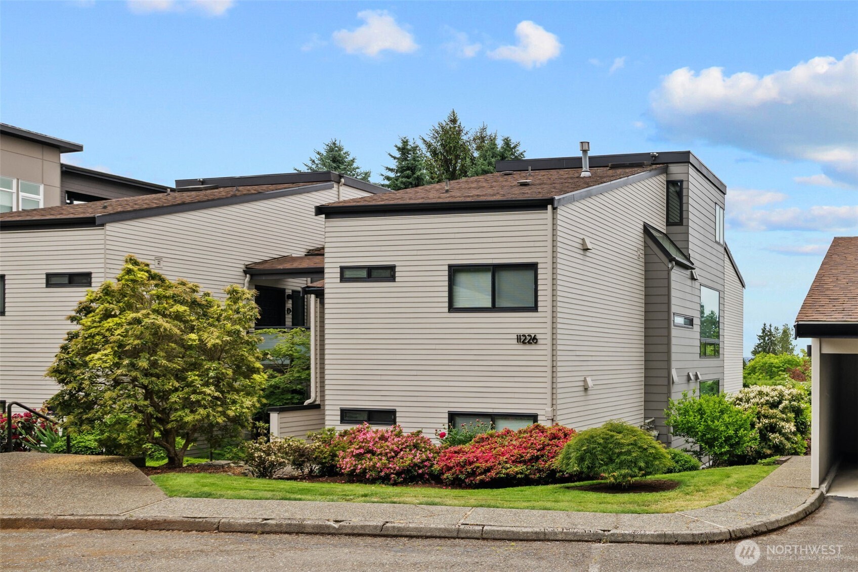 11226 Ne 68th Street E Property Photo 5