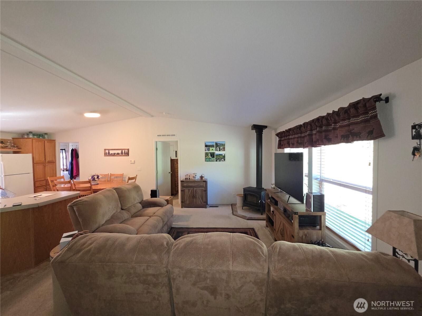 393 Summer Road Property Photo 2