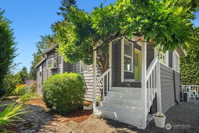 3943 S Orcas Street Property Photo 2