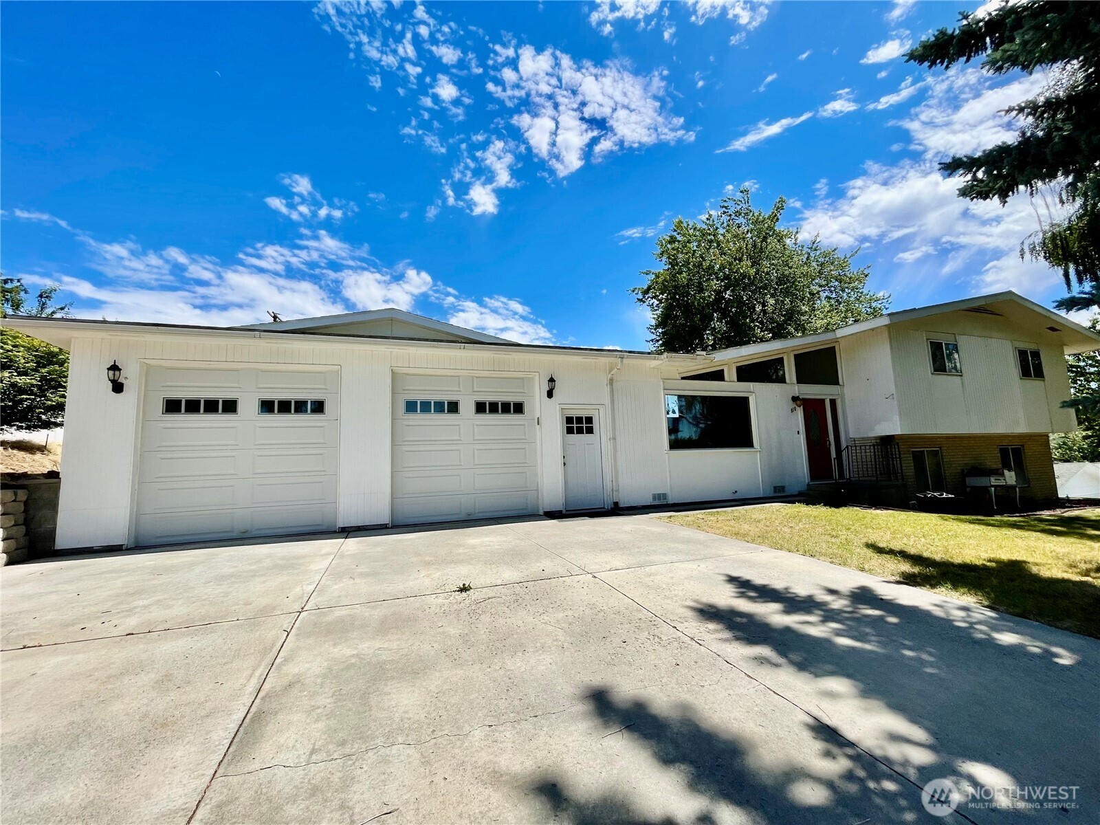 810 E Spring Property Photo 1