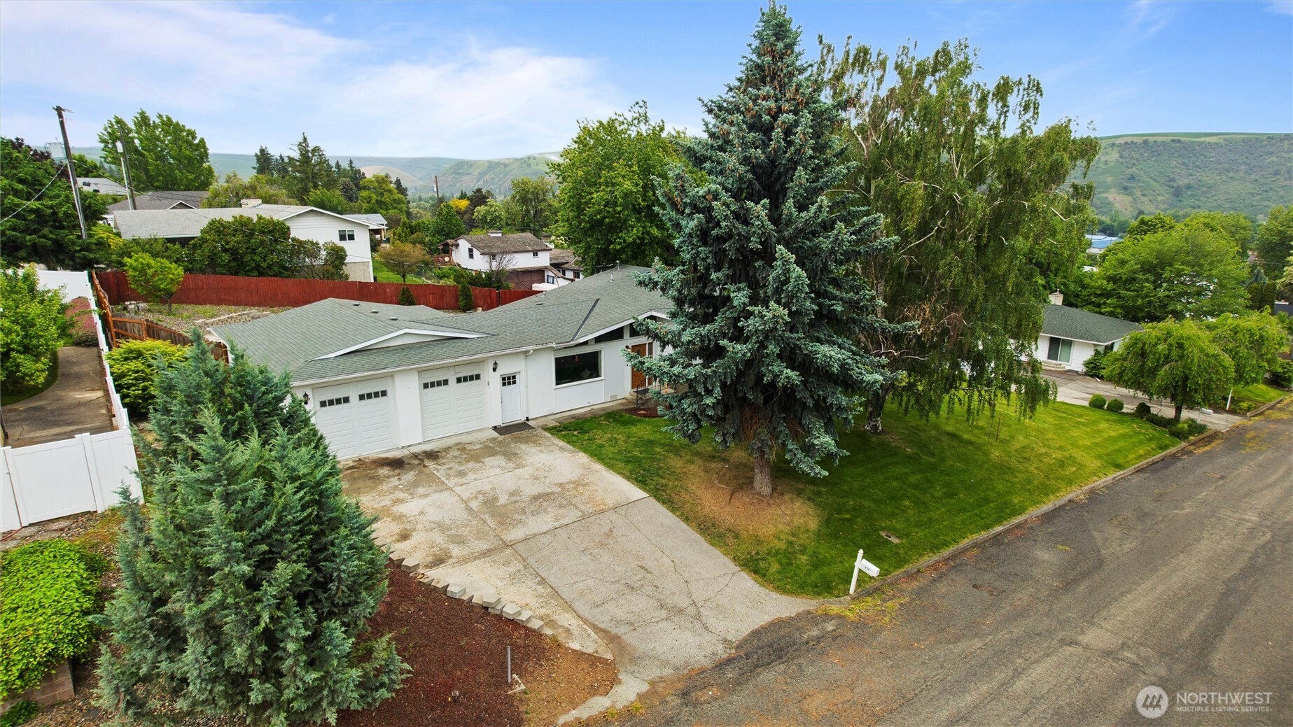 810 E Spring Property Photo 2