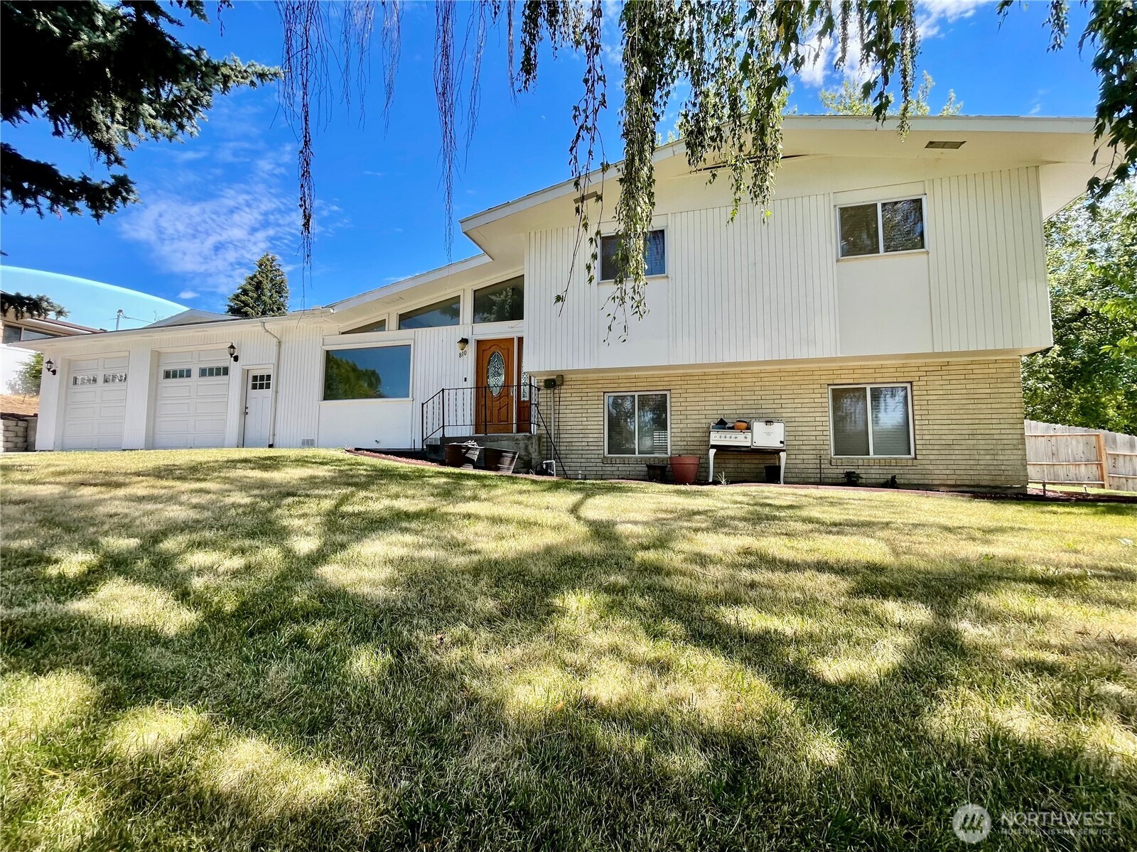 810 E Spring Property Photo 3