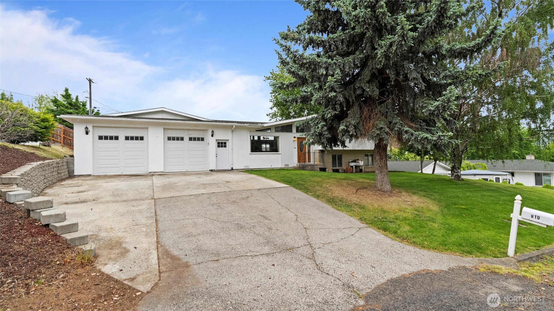 810 E Spring Property Photo 4