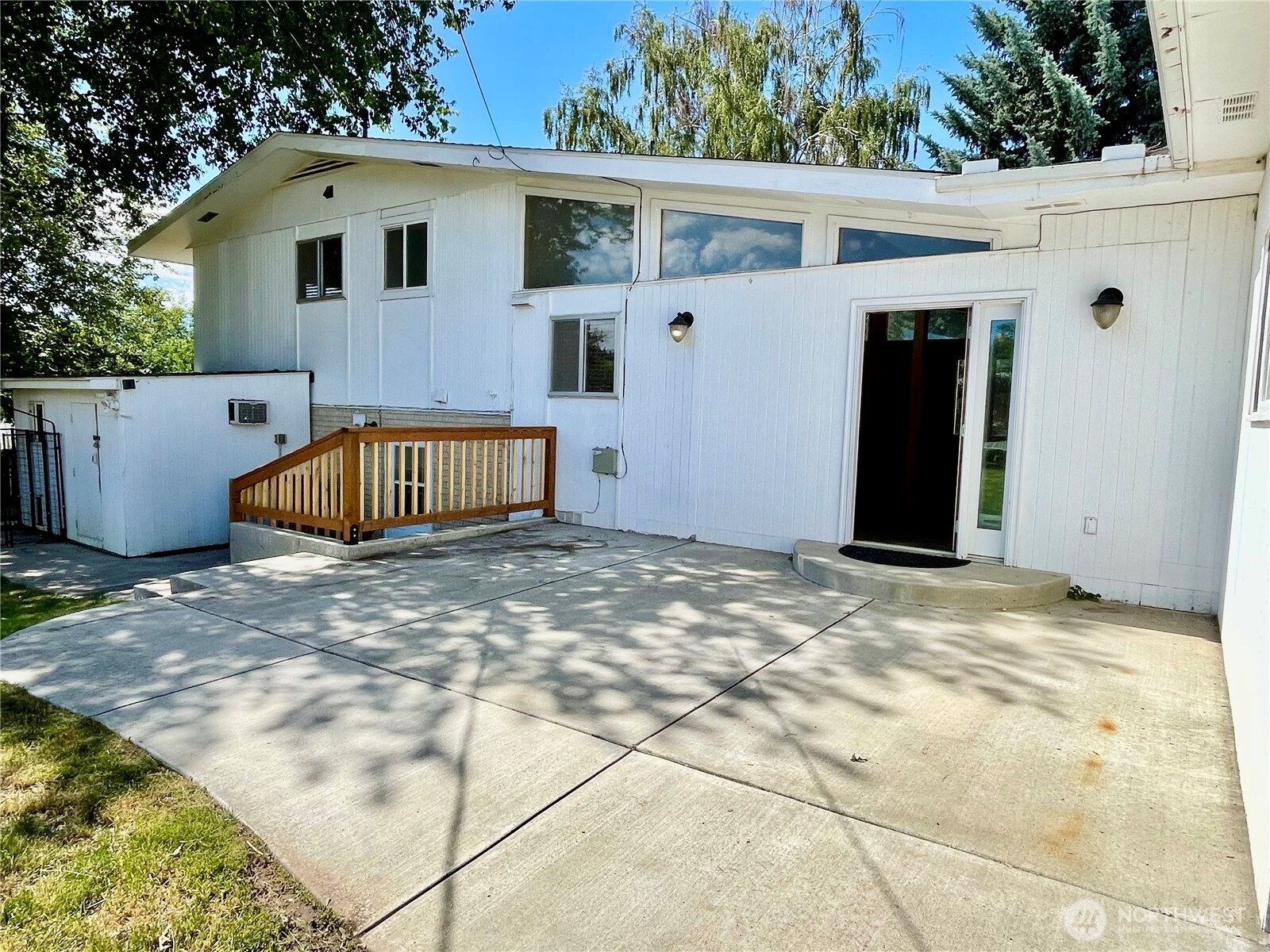 810 E Spring Property Photo 36