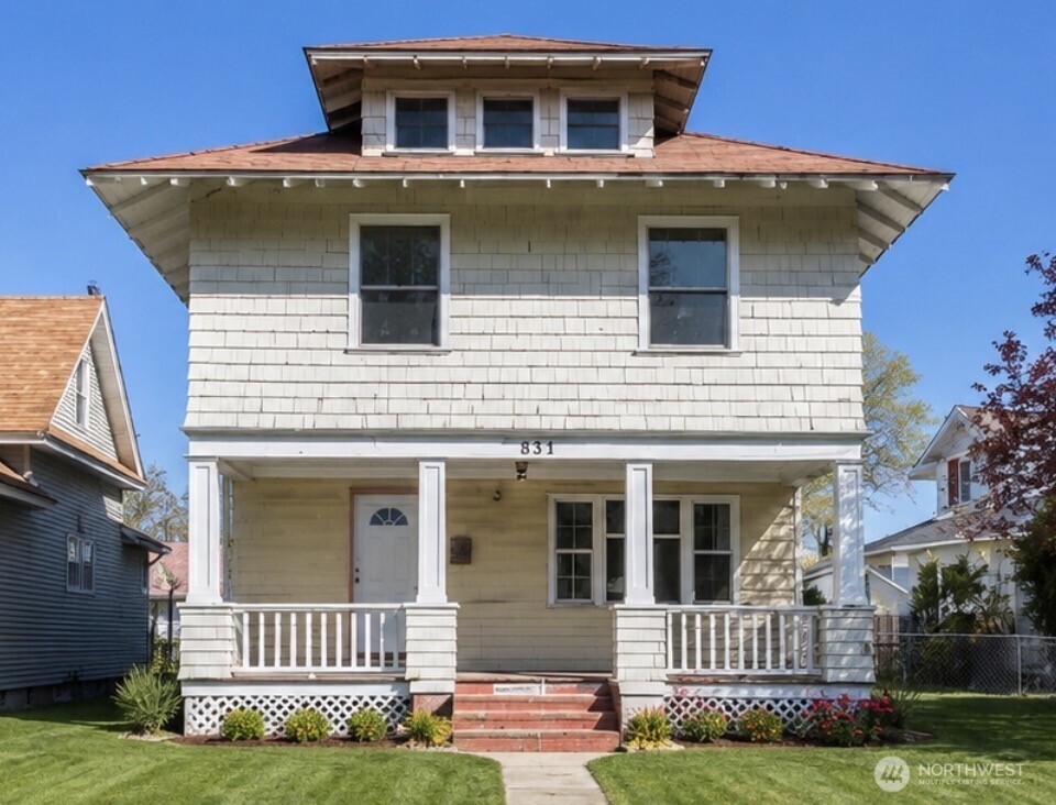 1124 W Mansfield Property Photo 1