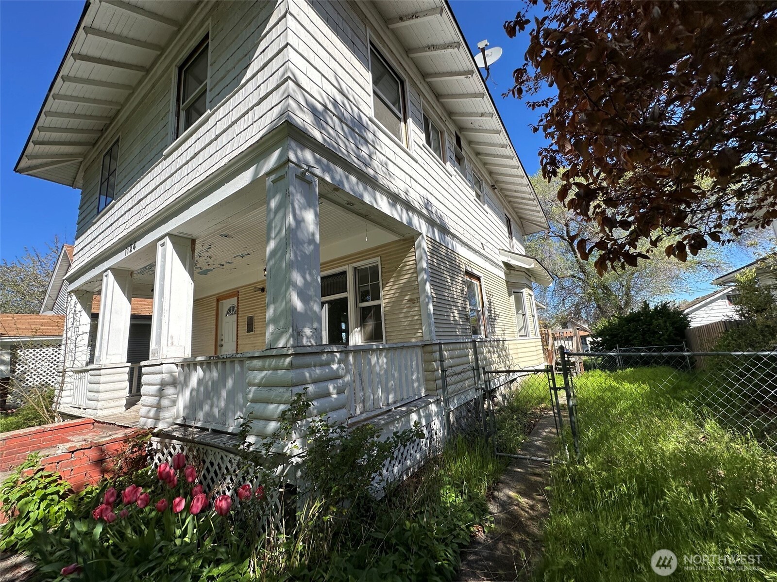 1124 W Mansfield Property Photo 4