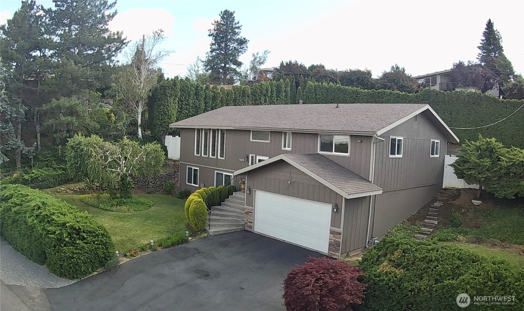 7909 Englewood Crest Drive Property Photo 1