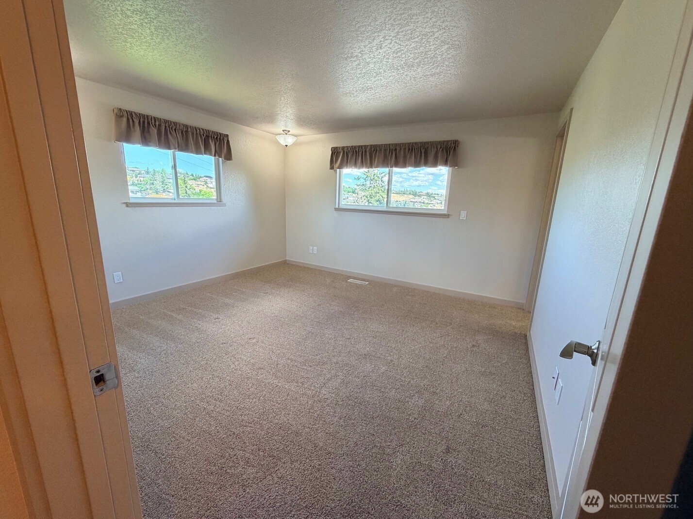 7909 Englewood Crest Drive Property Photo 7