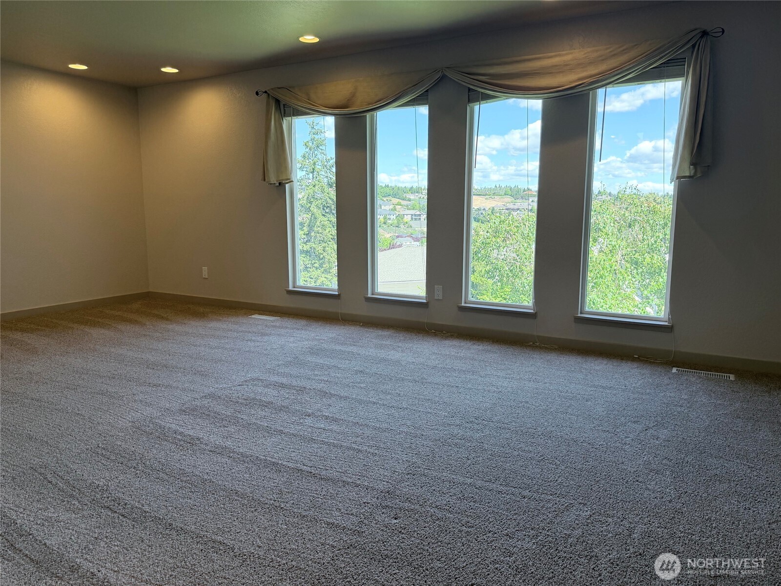 7909 Englewood Crest Drive Property Photo 18