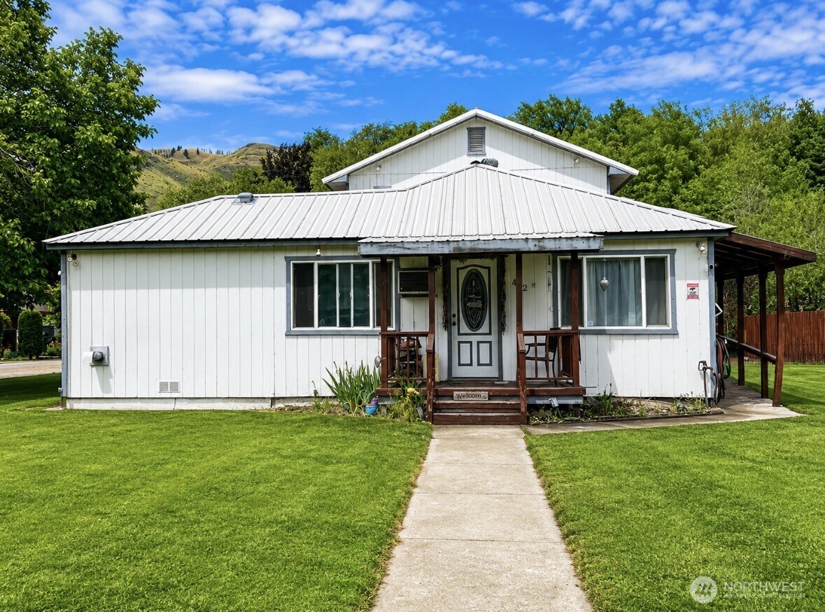 402 Juniper Street Property Photo 1
