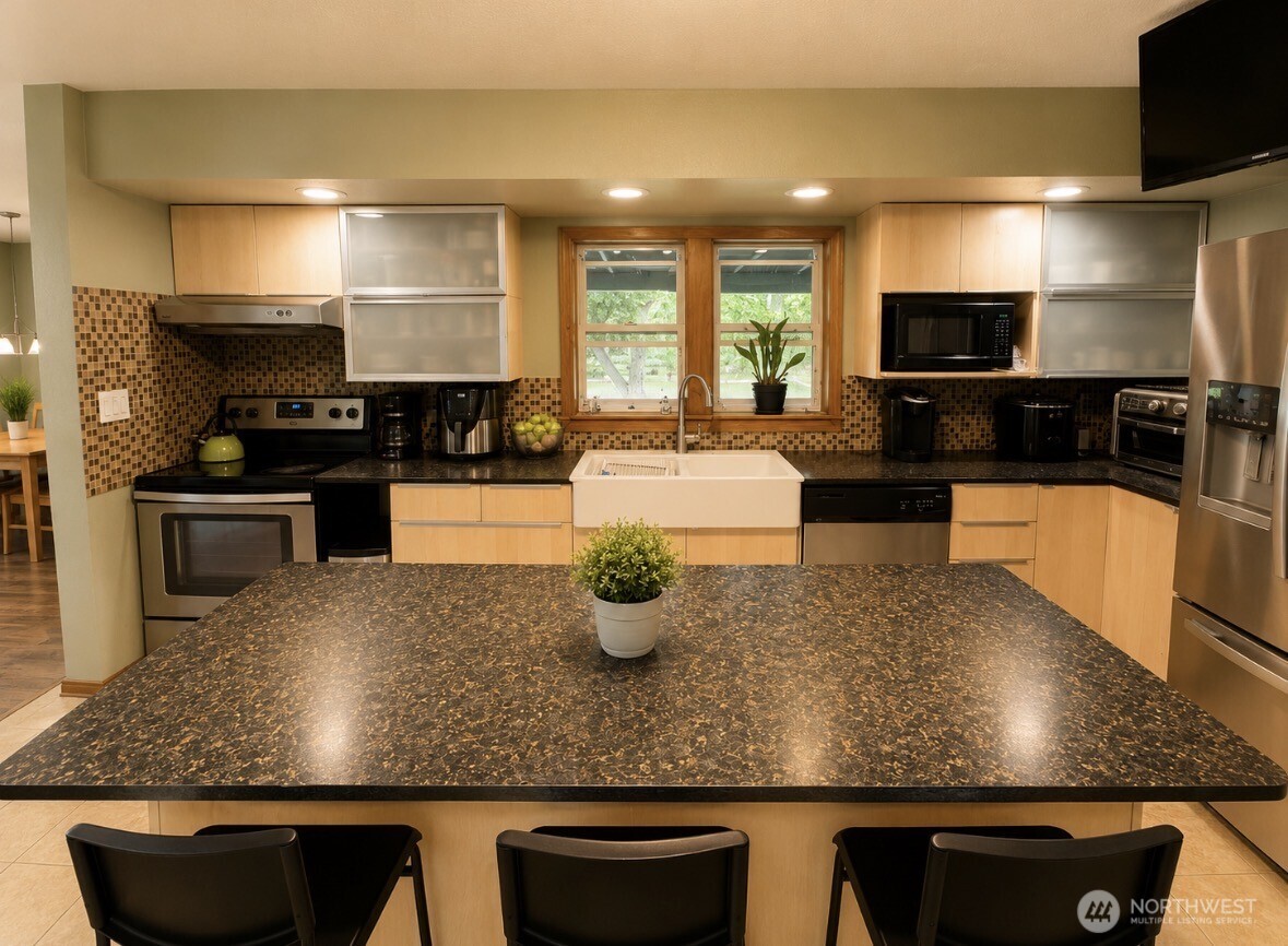 402 Juniper Street Property Photo 8