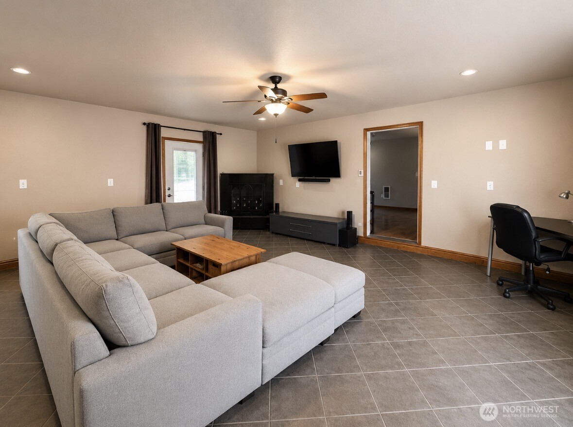 402 Juniper Street Property Photo 17
