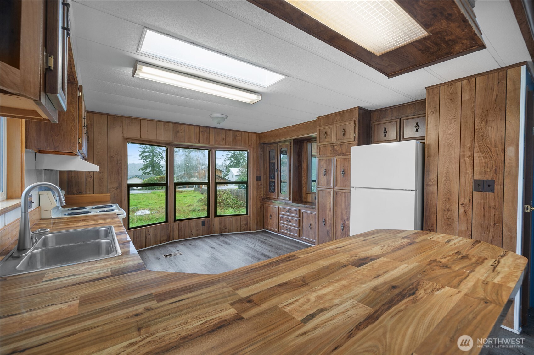 9823 Whitecap Drive Property Photo 13