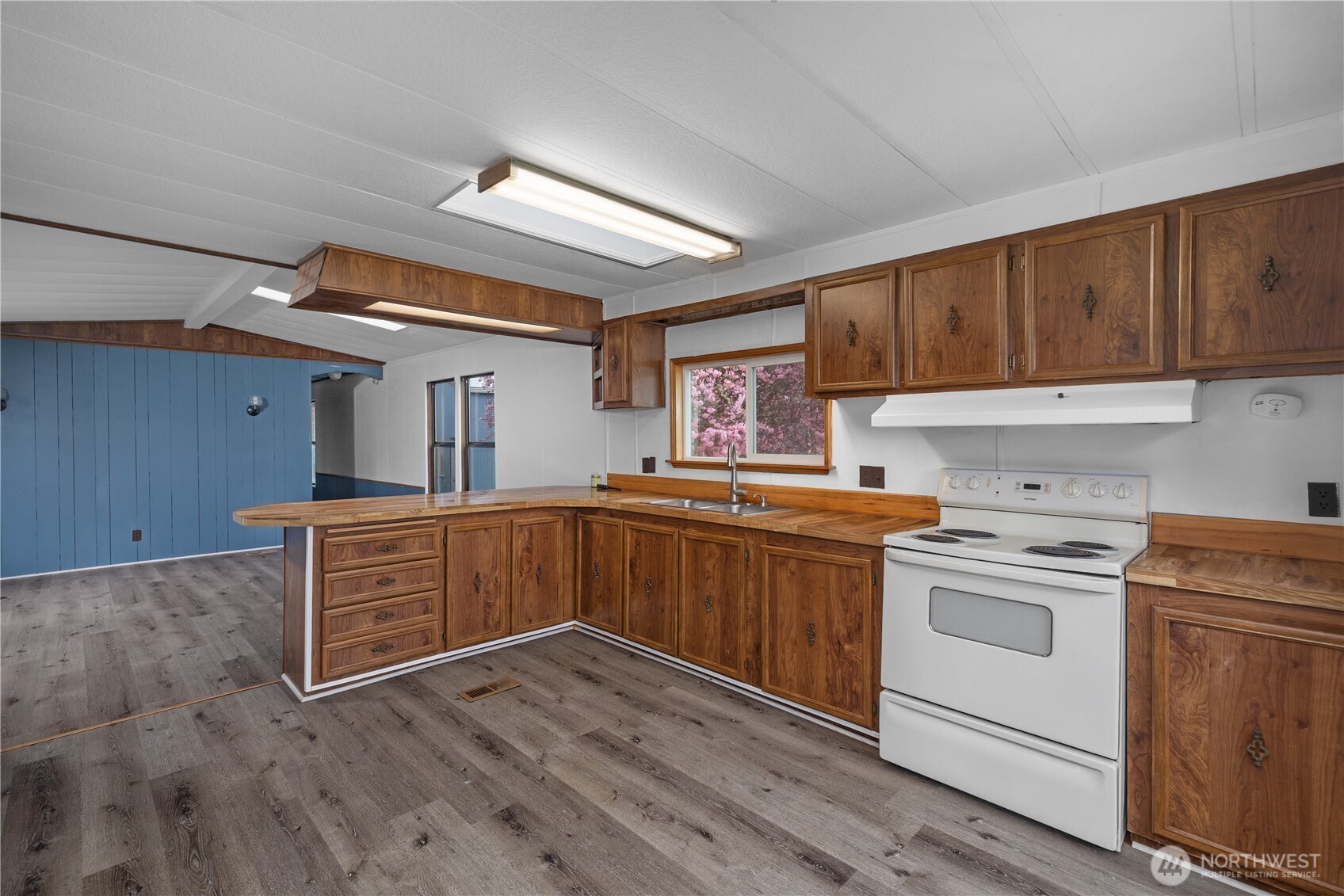 9823 Whitecap Drive Property Photo 14