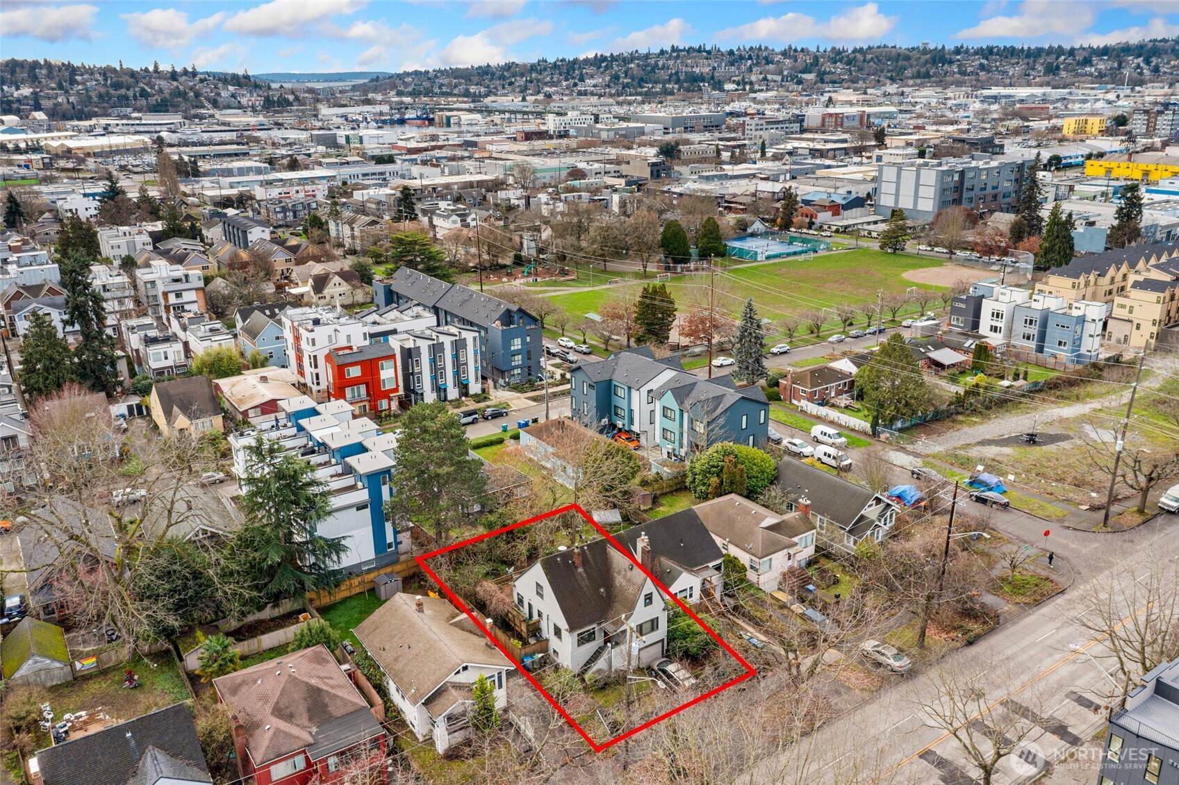 837 Nw Market Street Property Photo 8