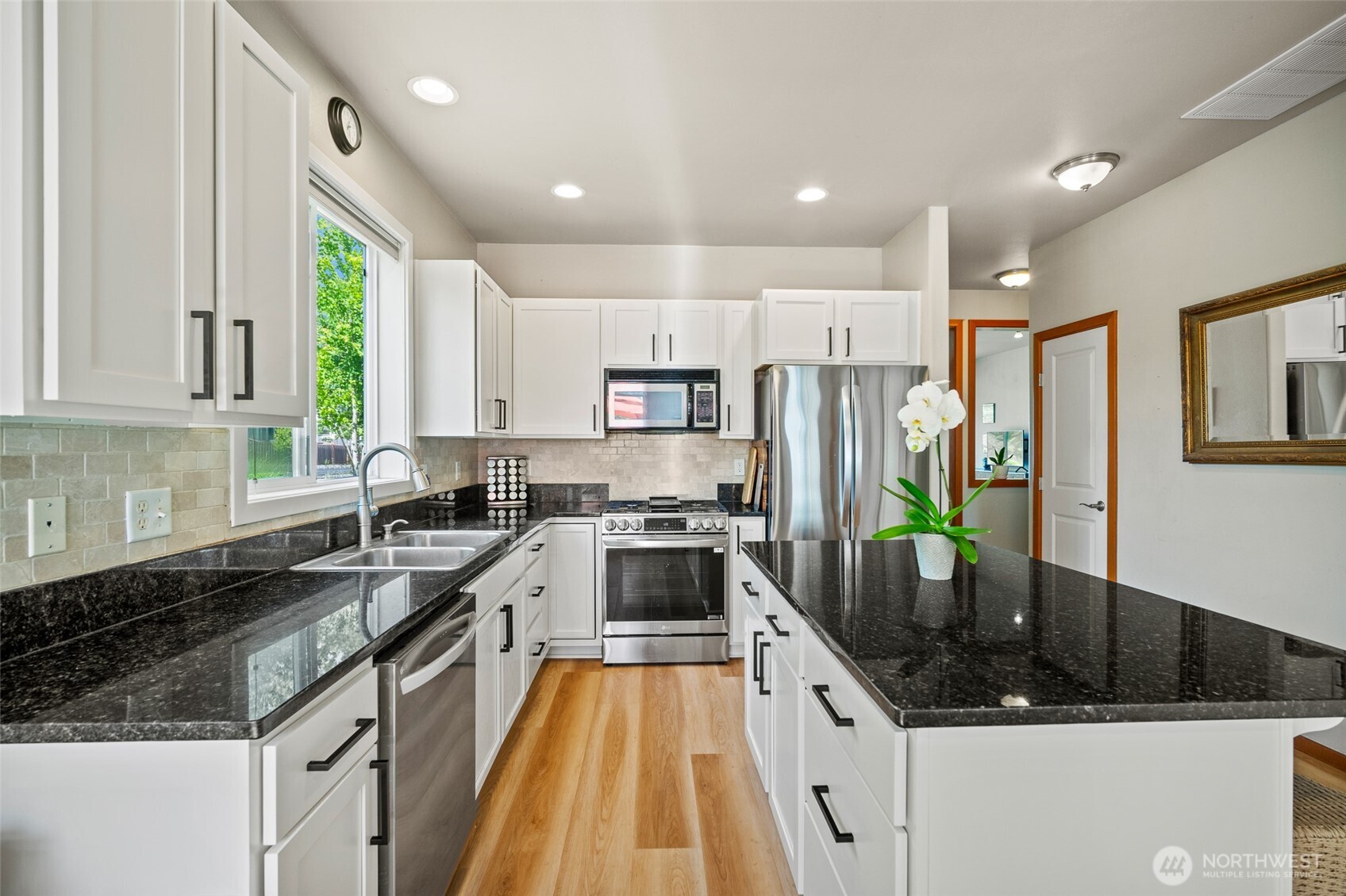 6212 Malloy Avenue Property Photo 4