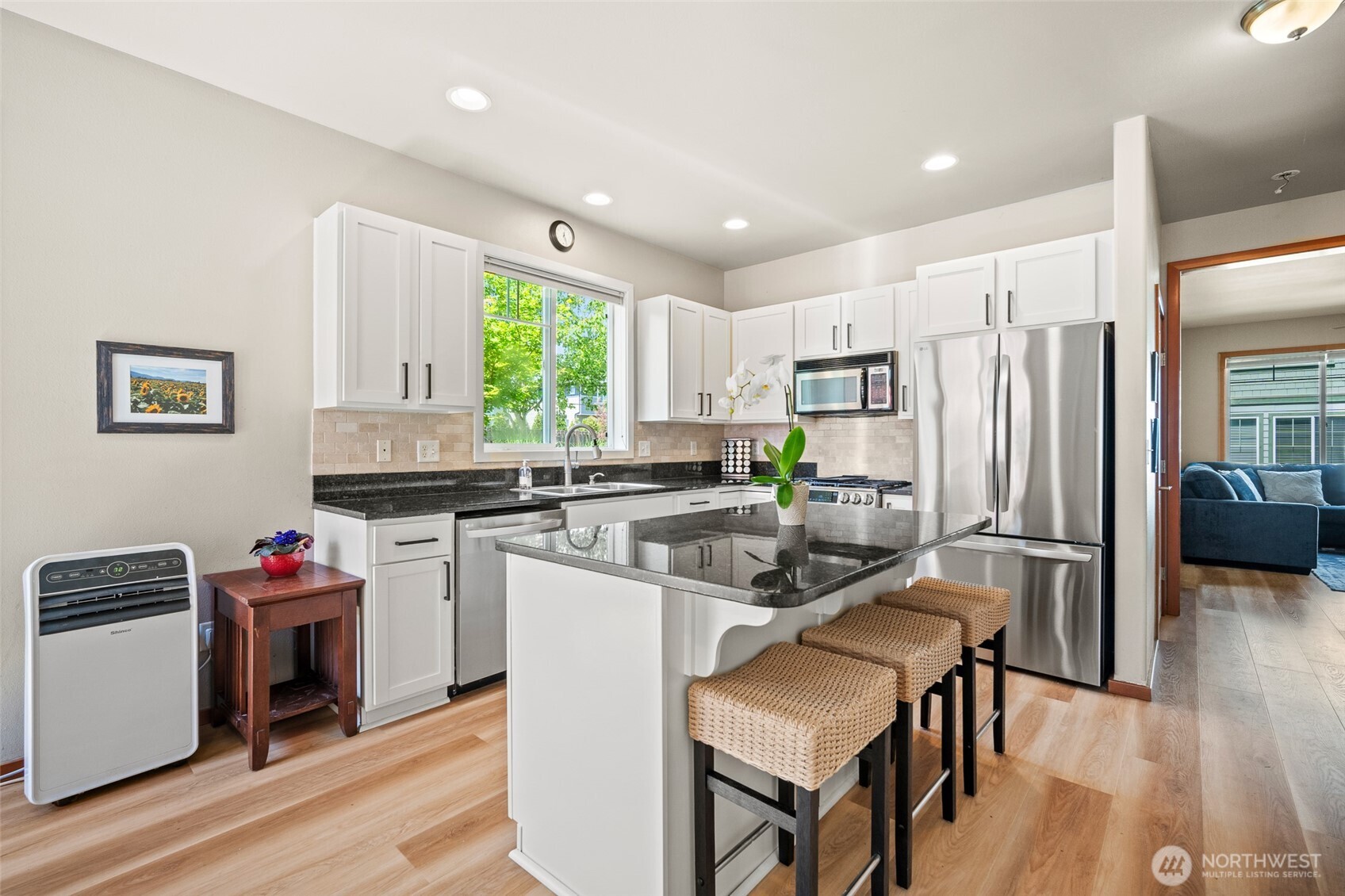 6212 Malloy Avenue Property Photo 8