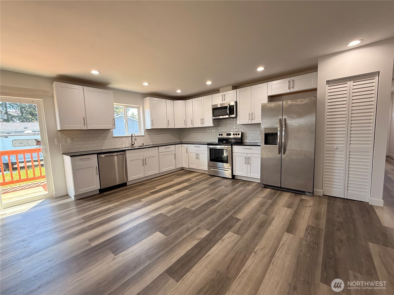 117 N Wynoochee Drive Property Photo 3