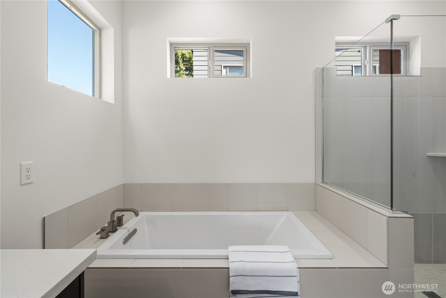 647 S 150th Street Property Photo 26