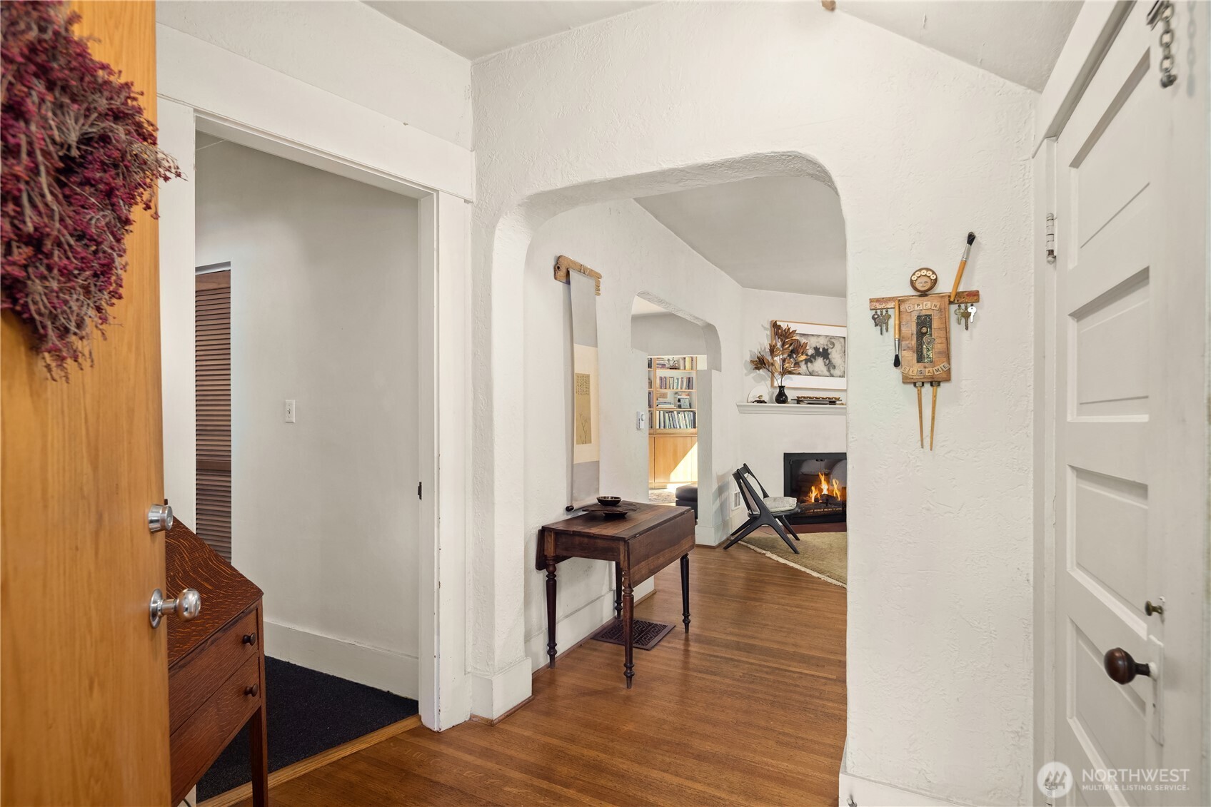 111 W Kinnear Place Property Photo 4