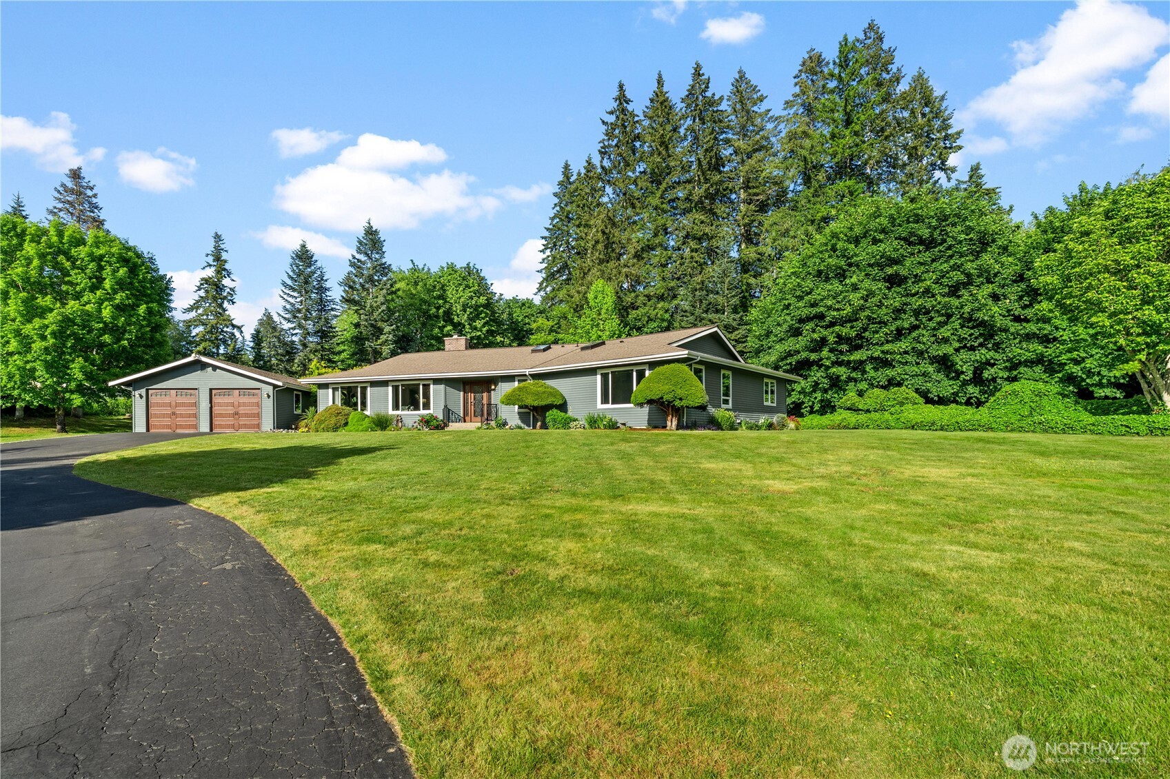 200 Ne Riverhill Drive Property Photo 1