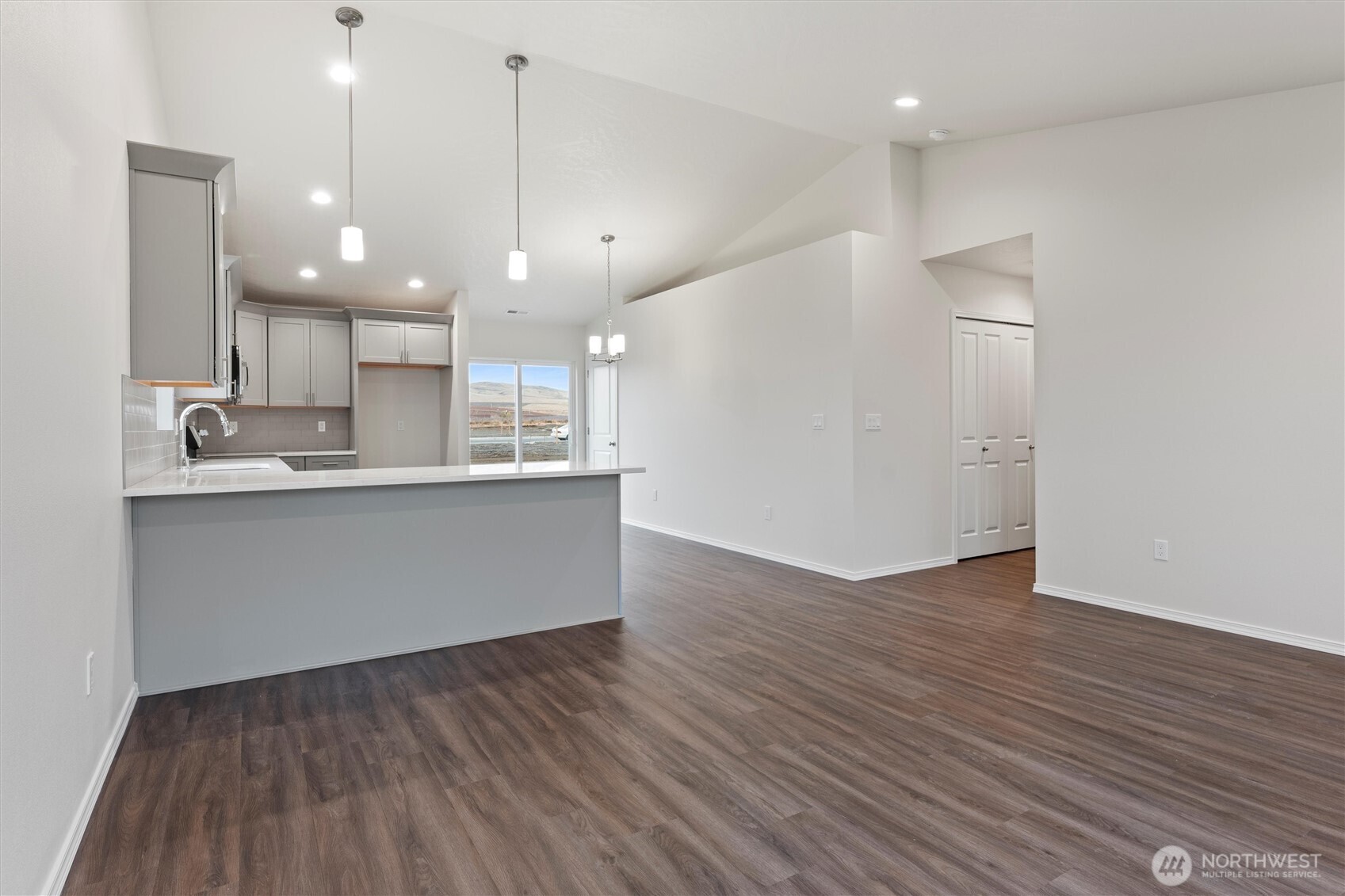 924 La Vista Drive Property Photo 3