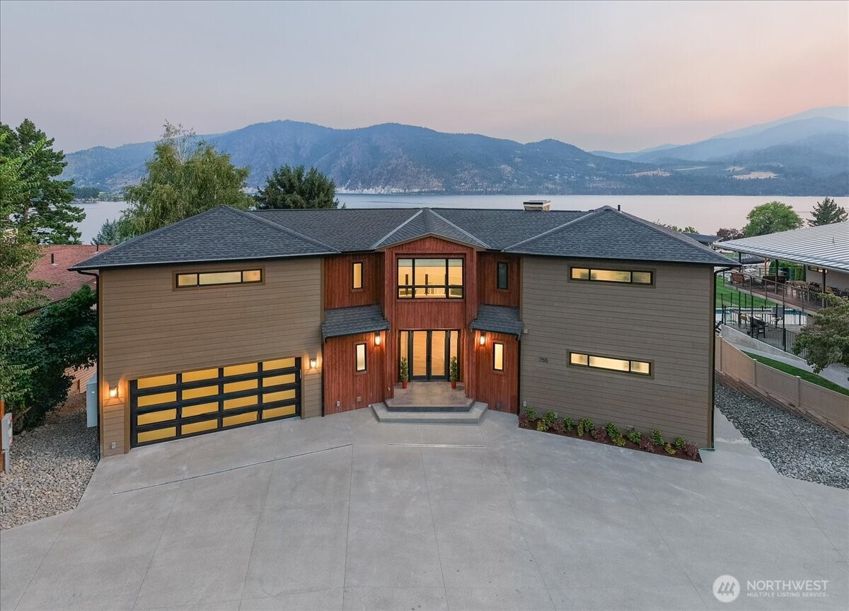 755 Wapato Way Property Photo 6