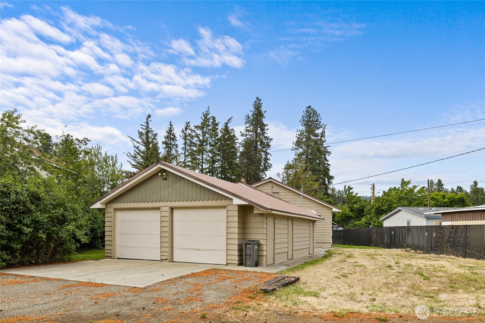 327 Lincoln Street Property Photo 3