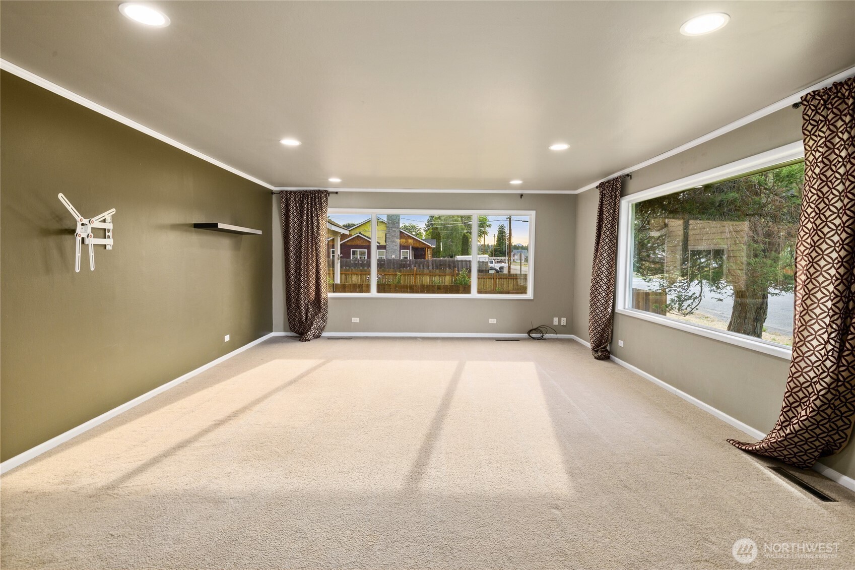 327 Lincoln Street Property Photo 4