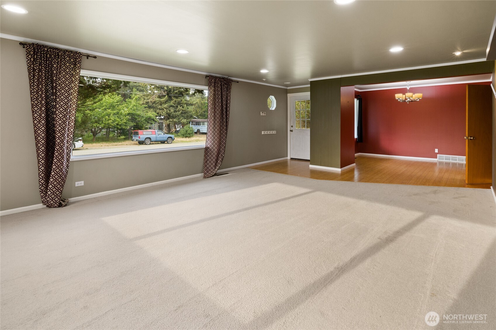 327 Lincoln Street Property Photo 5