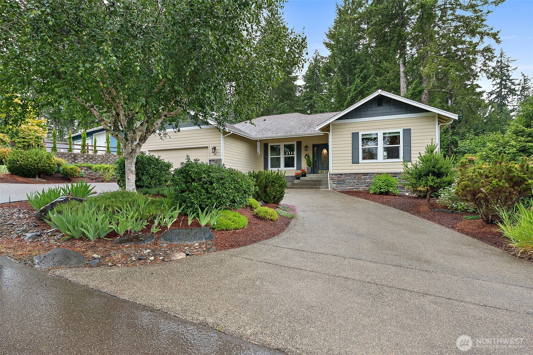 321 E Fairway Dr Property Photo 2
