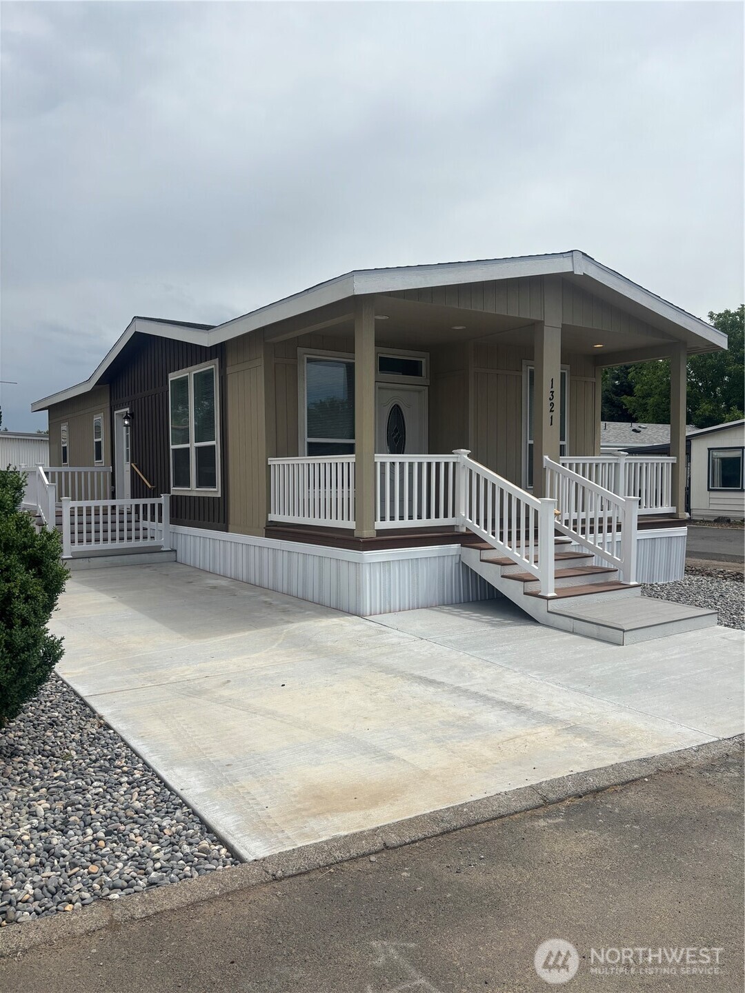 1321 Fort Property Photo 3