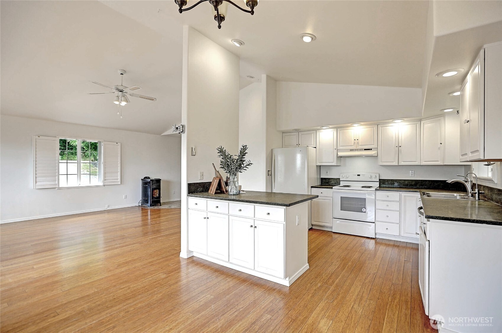 663 Vesper Way Property Photo 8