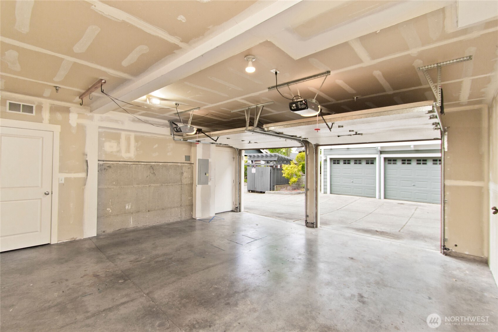 1843 Ne Kenyon Court Property Photo 25