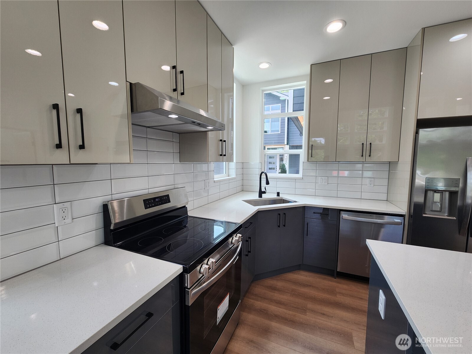 768 Point Brown Avenue D Property Photo 3